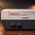 Nintendo Entertainment System mit klassischen NES Modulen und Retro Gaming Atmosphäre