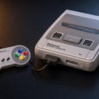 Super Nintendo Konsole mit klassischen SNES Spielen und nostalgischer Retro Atmosphäre